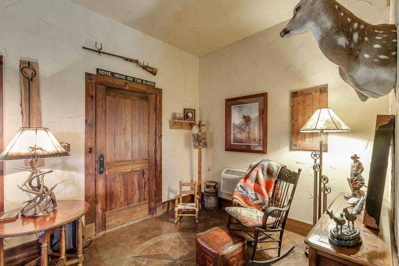 Last Outpost Bandera Ranch House Exteriör bild